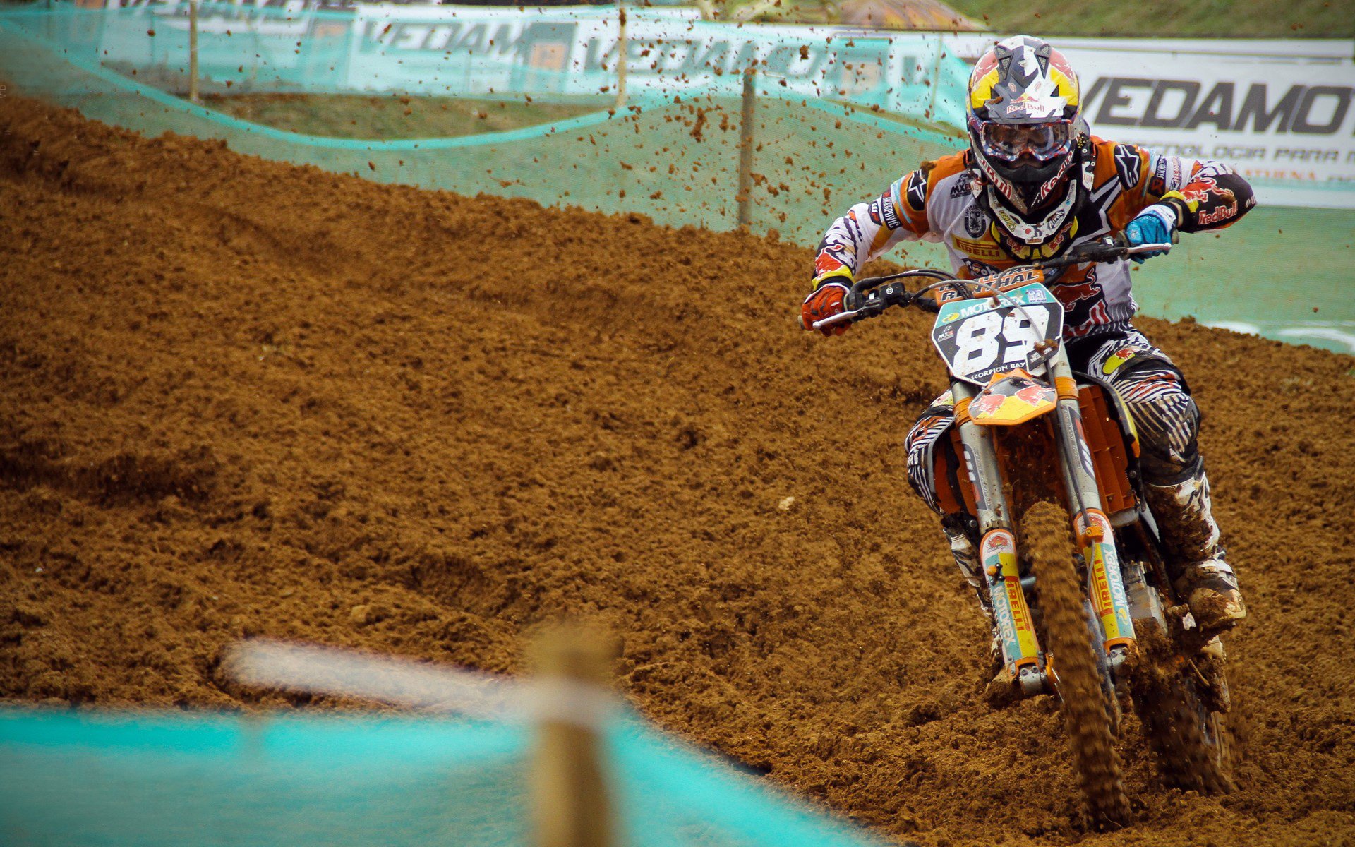 中甲保级也是“隔空对决”,深圳青年人小分领先——一场足球的青春较量