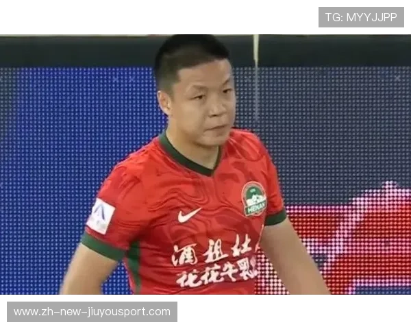 石家庄功夫牛梓屹中场抢断,顺势直传身后形成单刀 石家庄功夫牛梓屹中场抢断,顺势直传身后形成单刀